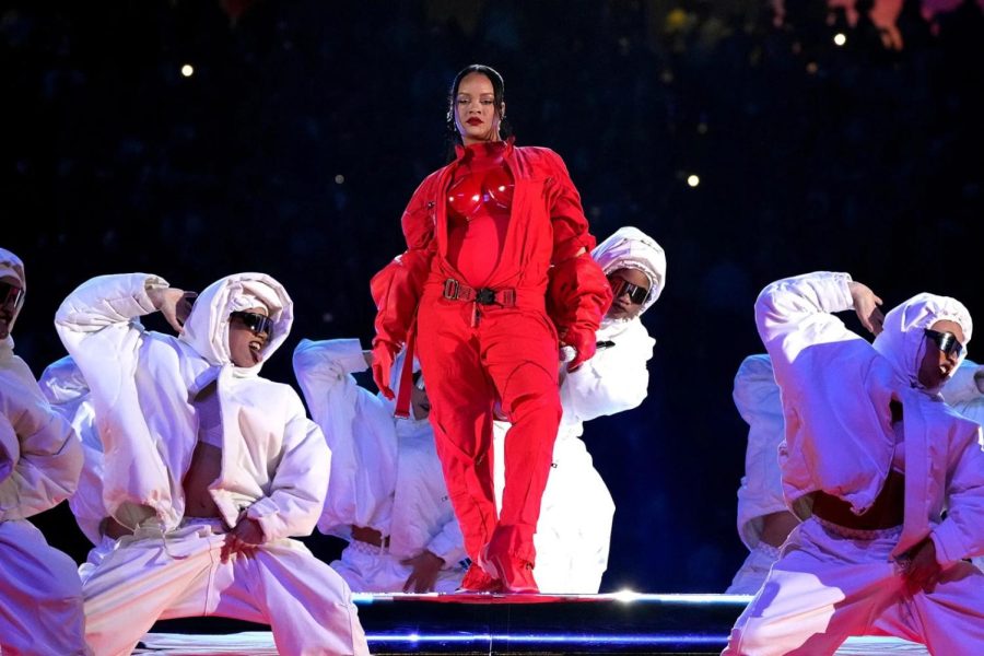Rihanna+performing+with+a+large+cast+of+dancers+in+the+Super+Bowl+show.