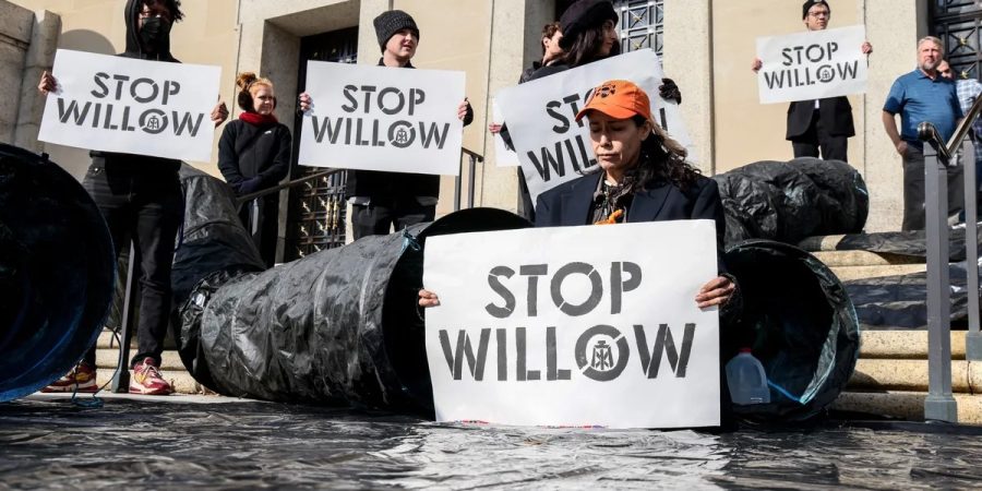 Environmentalists+protesting+about+the+Willow+Project+with+the+intention+to+make+a+difference+and+stop+it+from+happening.%0A